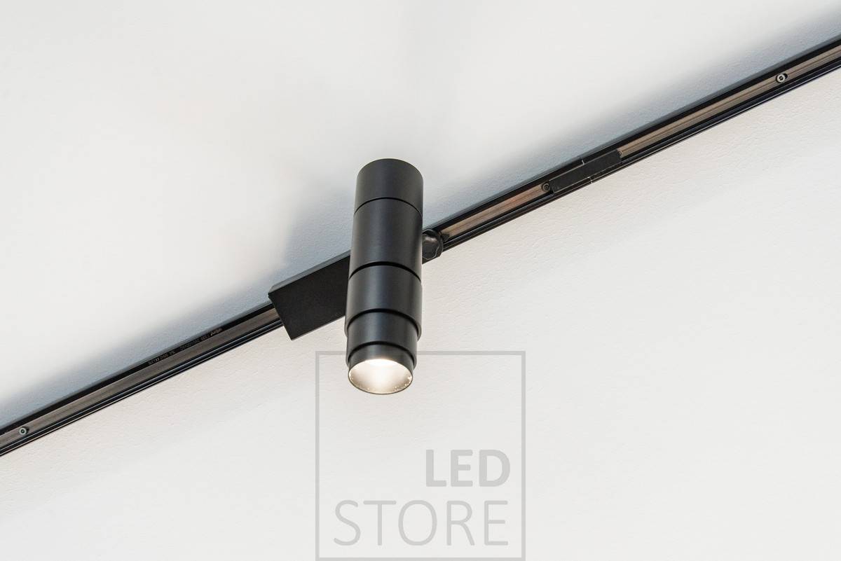 Spot à LED FOKUS noir pour rail triphasé. Le luminaire est disponible en noir et en blanc, en 15W et 35W. Le luminaire a un angle d'ouverture de la lumière réglable en continu entre 10 et 60 degrés. Ledstore.fi